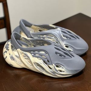 YEEZY Foam Runner “Moon Grey”